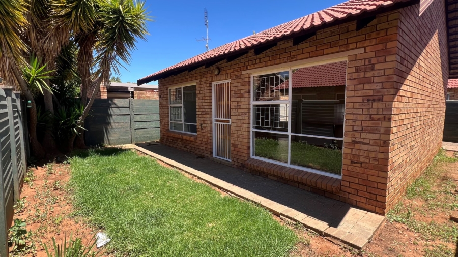 2 Bedroom Property for Sale in Langenhovenpark Free State